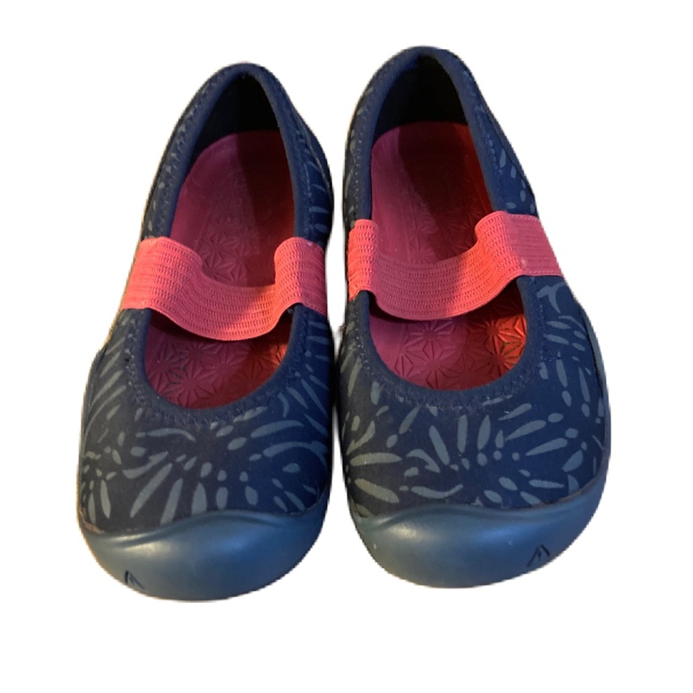 Keen slip on Mary Janes in EUC!!
FINALLY PRICE DROP! Don’t misss out on these!